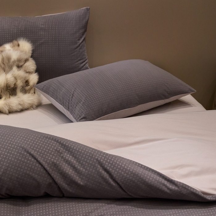 91家纺网 家纺一手货源 找家纺 金奇达家纺 2025新款【简色生活】热压纹-羽零™空气拉绒四件套（会员减20元）标准号全网控价（折后券后）不低于159元 简色生活-极光银灰