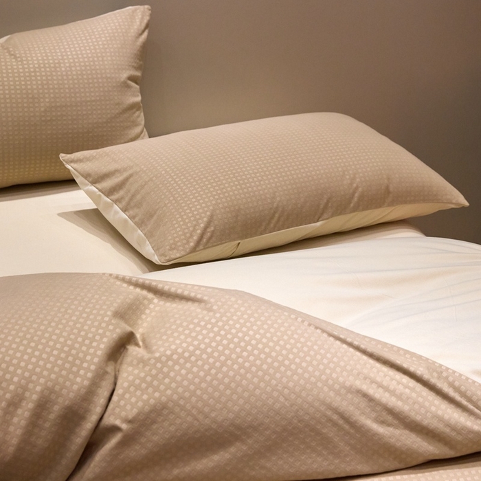 91家纺网 家纺一手货源 找家纺 金奇达家纺 2025新款【简色生活】热压纹-羽零™空气拉绒四件套（会员减20元）标准号全网控价（折后券后）不低于159元 简色生活-咖杏