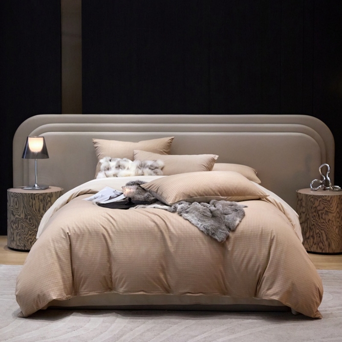 91家纺网 家纺一手货源 找家纺 金奇达家纺 2025新款【简色生活】热压纹-羽零™空气拉绒四件套（会员减20元）标准号全网控价（折后券后）不低于159元 简色生活-咖杏