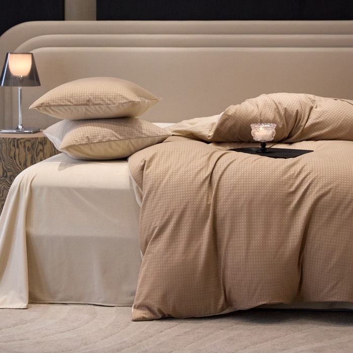 91家纺网 家纺一手货源 找家纺 金奇达家纺 2025新款【简色生活】热压纹-羽零™空气拉绒四件套（会员减20元）标准号全网控价（折后券后）不低于159元 简色生活-咖杏