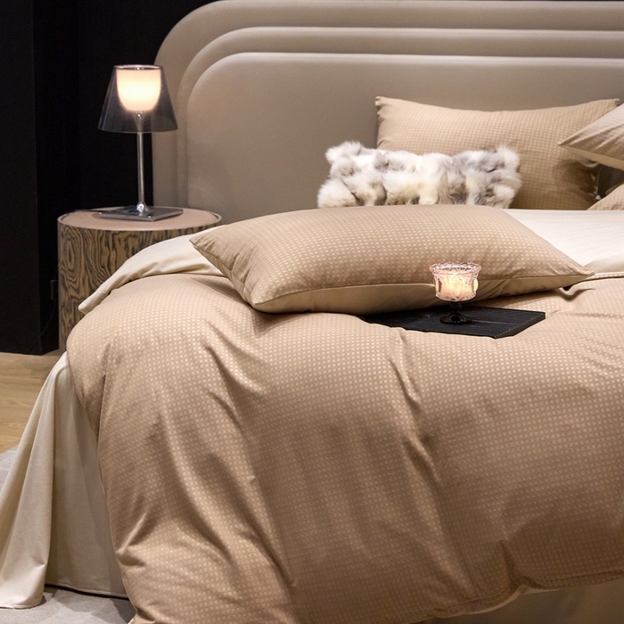 91家纺网 家纺一手货源 找家纺 金奇达家纺 2025新款【简色生活】热压纹-羽零™空气拉绒四件套（会员减20元）标准号全网控价（折后券后）不低于159元 简色生活-咖杏