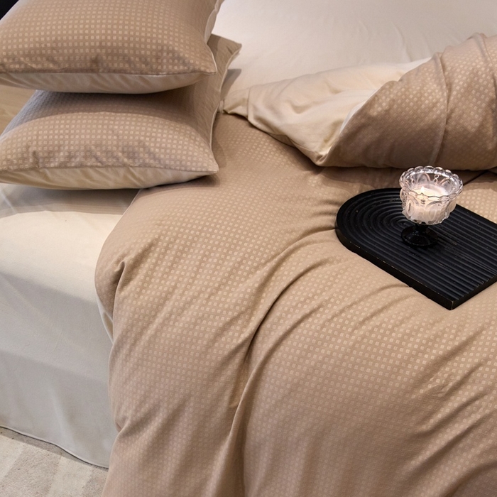 91家纺网 家纺一手货源 找家纺 金奇达家纺 2025新款【简色生活】热压纹-羽零™空气拉绒四件套（会员减20元）标准号全网控价（折后券后）不低于159元 简色生活-咖杏