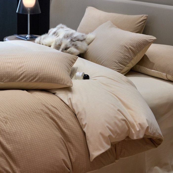 91家纺网 家纺一手货源 找家纺 金奇达家纺 2025新款【简色生活】热压纹-羽零™空气拉绒四件套（会员减20元）标准号全网控价（折后券后）不低于159元 简色生活-咖杏