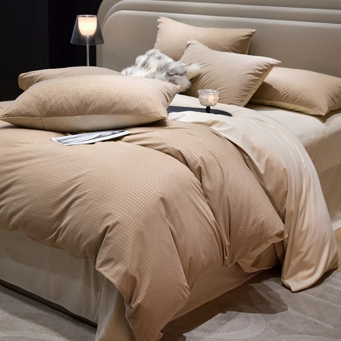 91家纺网 家纺一手货源 找家纺 金奇达家纺 2025新款【简色生活】热压纹-羽零™空气拉绒四件套（会员减20元）标准号全网控价（折后券后）不低于159元 简色生活-咖杏