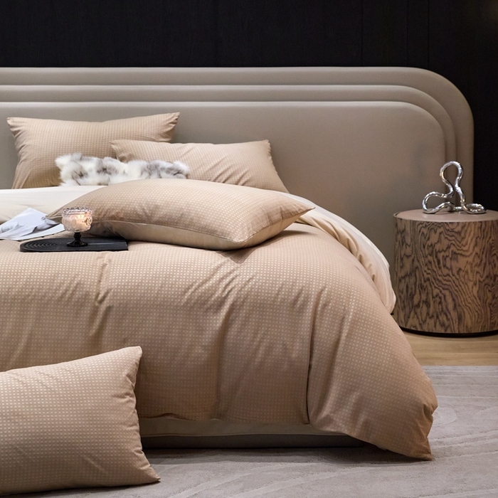 91家纺网 家纺一手货源 找家纺 金奇达家纺 2025新款【简色生活】热压纹-羽零™空气拉绒四件套（会员减20元）标准号全网控价（折后券后）不低于159元 简色生活-咖杏