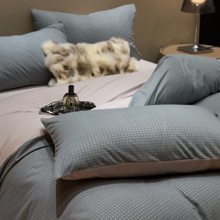 91家纺网 家纺一手货源 找家纺 金奇达家纺 2025新款【简色生活】热压纹-羽零™空气拉绒四件套（会员减20元）标准号全网控价（折后券后）不低于159元 简色生活-琉璃蓝