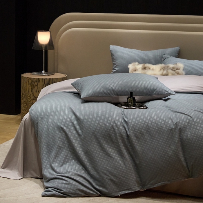 91家纺网 家纺一手货源 找家纺 金奇达家纺 2025新款【简色生活】热压纹-羽零™空气拉绒四件套（会员减20元）标准号全网控价（折后券后）不低于159元 简色生活-琉璃蓝