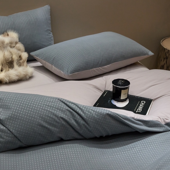 91家纺网 家纺一手货源 找家纺 金奇达家纺 2025新款【简色生活】热压纹-羽零™空气拉绒四件套（会员减20元）标准号全网控价（折后券后）不低于159元 简色生活-琉璃蓝