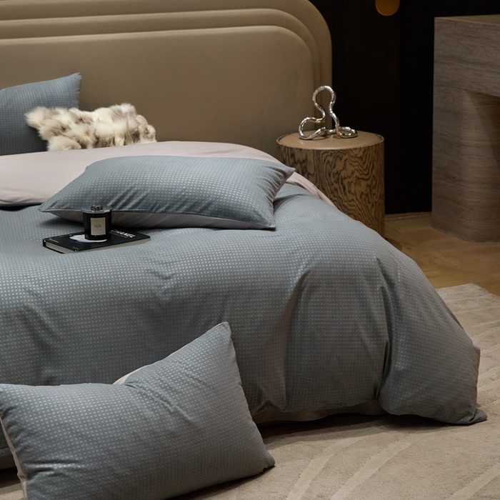 91家纺网 家纺一手货源 找家纺 金奇达家纺 2025新款【简色生活】热压纹-羽零™空气拉绒四件套（会员减20元）标准号全网控价（折后券后）不低于159元 简色生活-琉璃蓝