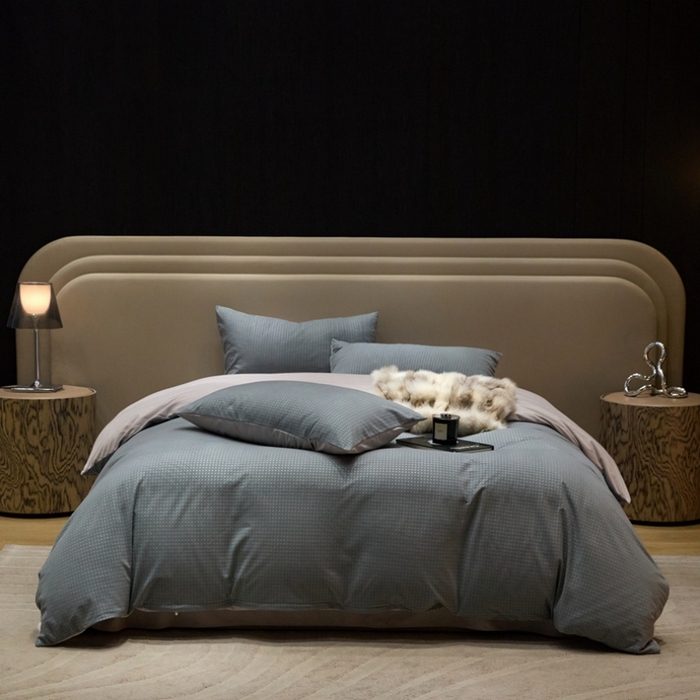 91家纺网 家纺一手货源 找家纺 金奇达家纺 2025新款【简色生活】热压纹-羽零™空气拉绒四件套（会员减20元）标准号全网控价（折后券后）不低于159元 简色生活-琉璃蓝