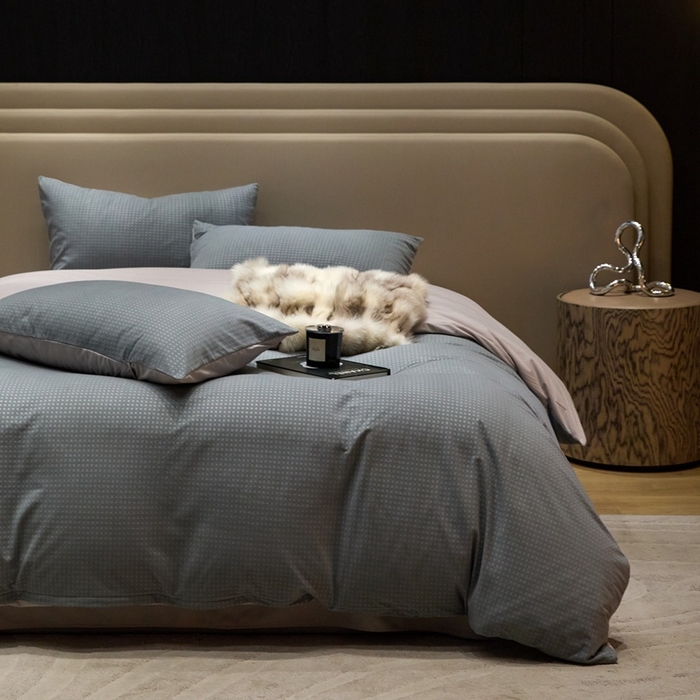 91家纺网 家纺一手货源 找家纺 金奇达家纺 2025新款【简色生活】热压纹-羽零™空气拉绒四件套（会员减20元）标准号全网控价（折后券后）不低于159元 简色生活-琉璃蓝