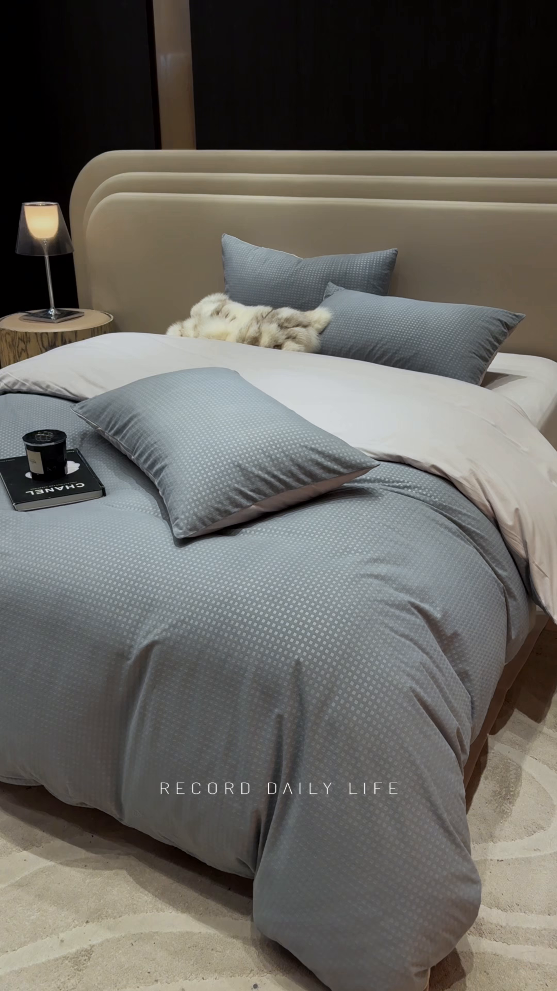 91家纺网 家纺一手货源 找家纺 金奇达家纺 2025新款【简色生活】热压纹-羽零™空气拉绒四件套（会员减20元）标准号全网控价（折后券后）不低于159元 简色生活-琉璃蓝