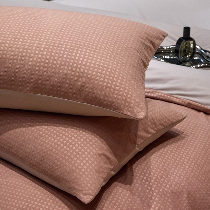 91家纺网 家纺一手货源 找家纺 金奇达家纺 2025新款【简色生活】热压纹-羽零™空气拉绒四件套（会员减20元）标准号全网控价（折后券后）不低于159元 简色生活-暖豆沙