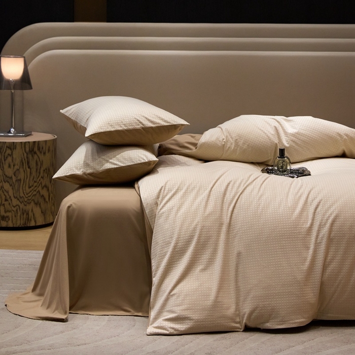 91家纺网 家纺一手货源 找家纺 金奇达家纺 2025新款【简色生活】热压纹-羽零™空气拉绒四件套（会员减20元）标准号全网控价（折后券后）不低于159元 简色生活-沙茶咖