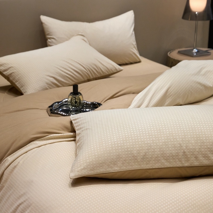 91家纺网 家纺一手货源 找家纺 金奇达家纺 2025新款【简色生活】热压纹-羽零™空气拉绒四件套（会员减20元）标准号全网控价（折后券后）不低于159元 简色生活-沙茶咖