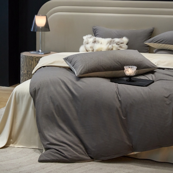 91家纺网 家纺一手货源 找家纺 金奇达家纺 2025新款【简色生活】热压纹-羽零™空气拉绒四件套（会员减20元）标准号全网控价（折后券后）不低于159元 简色生活-深灰杏