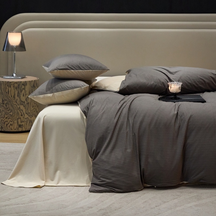 91家纺网 家纺一手货源 找家纺 金奇达家纺 2025新款【简色生活】热压纹-羽零™空气拉绒四件套（会员减20元）标准号全网控价（折后券后）不低于159元 简色生活-深灰杏