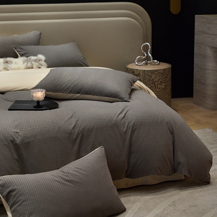 91家纺网 家纺一手货源 找家纺 金奇达家纺 2025新款【简色生活】热压纹-羽零™空气拉绒四件套（会员减20元）标准号全网控价（折后券后）不低于159元 简色生活-深灰杏