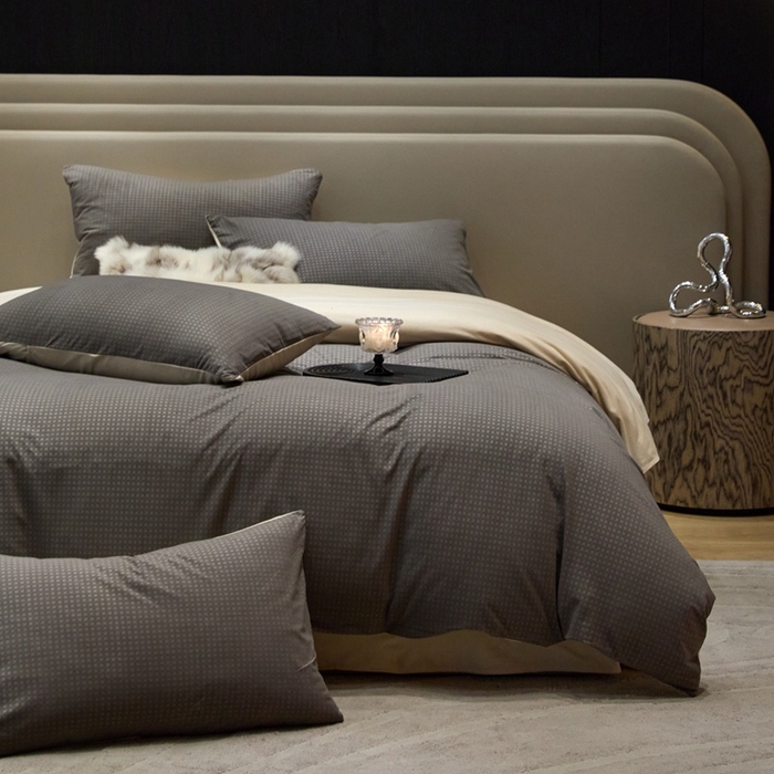 91家纺网 家纺一手货源 找家纺 金奇达家纺 2025新款【简色生活】热压纹-羽零™空气拉绒四件套（会员减20元）标准号全网控价（折后券后）不低于159元 简色生活-深灰杏