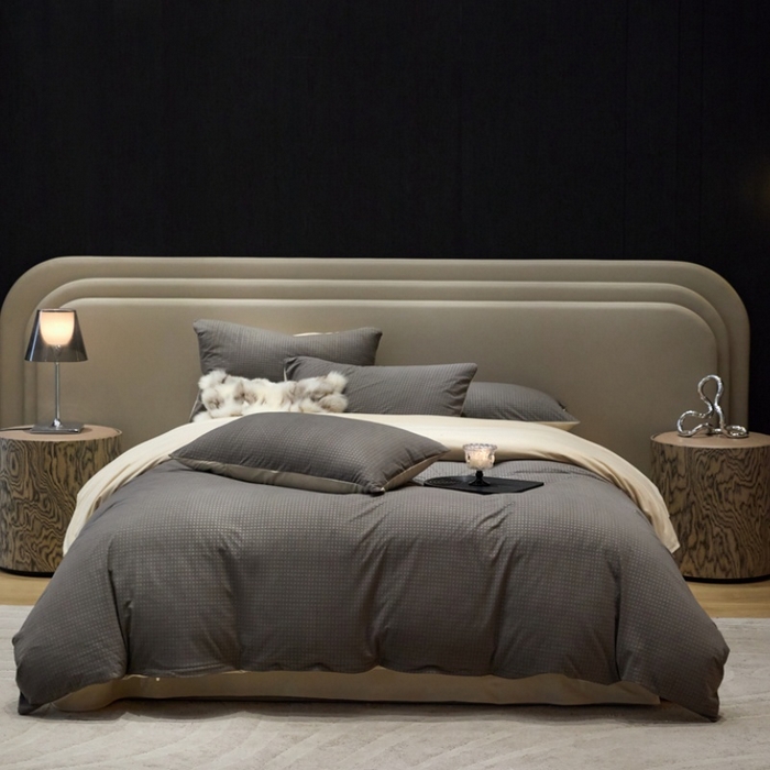 91家纺网 家纺一手货源 找家纺 金奇达家纺 2025新款【简色生活】热压纹-羽零™空气拉绒四件套（会员减20元）标准号全网控价（折后券后）不低于159元 简色生活-深灰杏