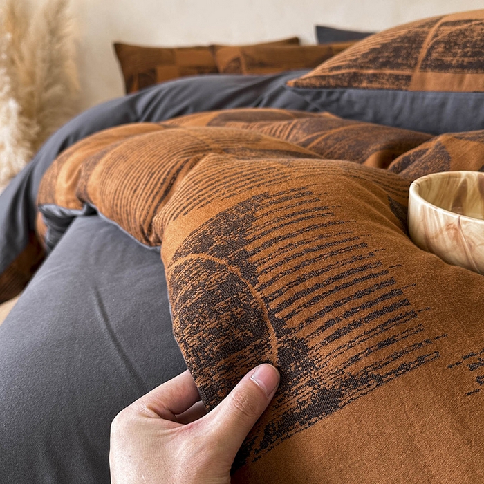 91家纺网 家纺一手货源 找家纺 蓝邻家纺 2025年新款全棉色织提花磨毛四件套 梵沐-焦糖黑