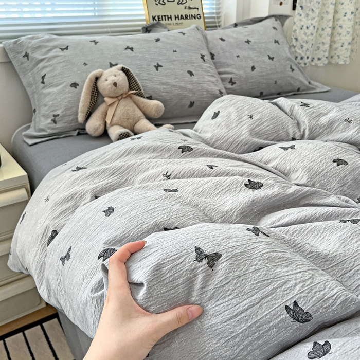 91家纺网 家纺一手货源 找家纺 一比一 2025新款古法水洗棉小布袋高克重云柔棉四件套 浮生若梦-灰