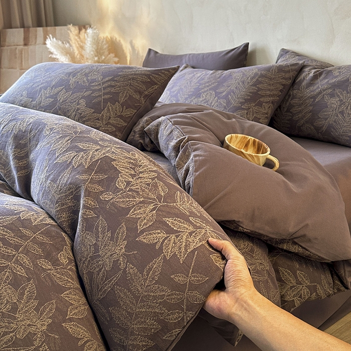 91家纺网 家纺一手货源 找家纺 蓝邻家纺 2025年新款全棉色织提花磨毛四件套 罗薇-烟紫米