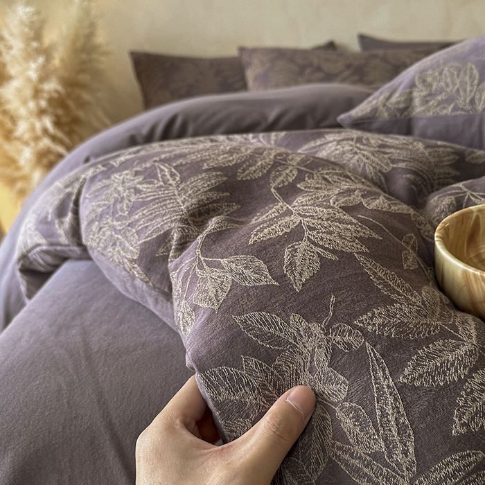 91家纺网 家纺一手货源 找家纺 蓝邻家纺 2025年新款全棉色织提花磨毛四件套 罗薇-烟紫米