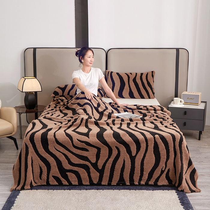 91家纺网 家纺一手货源 找家纺 楼兰公主毛毯专供 2025新款阳离子单层斑马纹毯毛毯毯子 咖色
