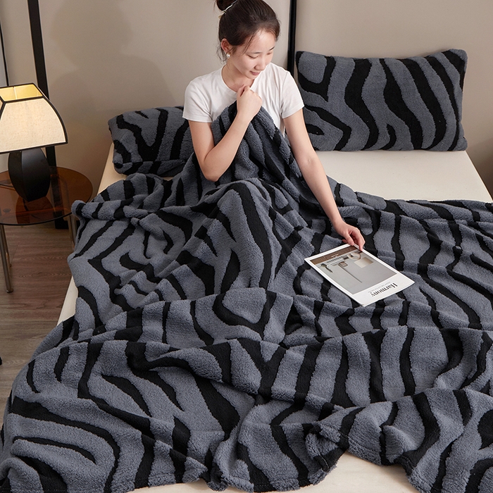 91家纺网 家纺一手货源 找家纺 楼兰公主毛毯专供 2025新款阳离子单层斑马纹毯毛毯毯子 深灰