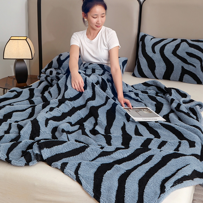 91家纺网 家纺一手货源 找家纺 楼兰公主毛毯专供 2025新款阳离子单层斑马纹毯毛毯毯子 蓝灰