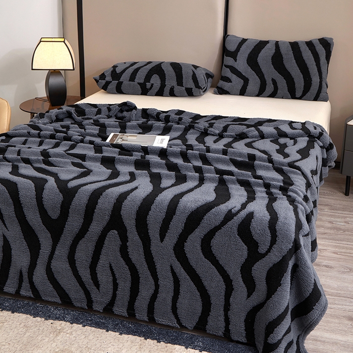 91家纺网 家纺一手货源 找家纺 楼兰公主毛毯专供 2025新款阳离子单层斑马纹毯毛毯毯子 深灰