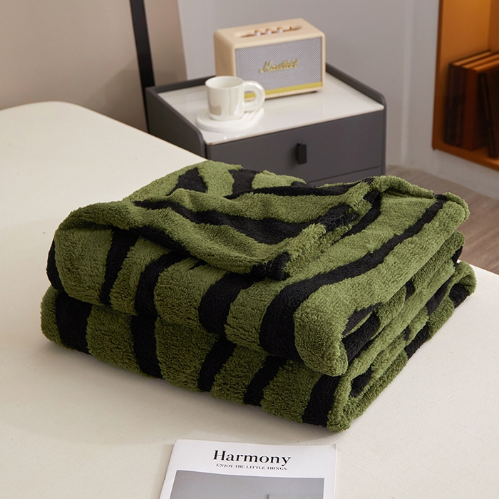 91家纺网 家纺一手货源 找家纺 楼兰公主毛毯专供 2025新款阳离子单层斑马纹毯毛毯毯子 深绿