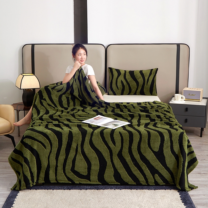 91家纺网 家纺一手货源 找家纺 楼兰公主毛毯专供 2025新款阳离子单层斑马纹毯毛毯毯子 深绿