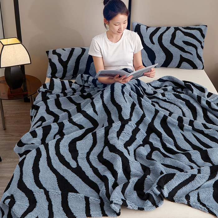 91家纺网 家纺一手货源 找家纺 楼兰公主毛毯专供 2025新款阳离子单层斑马纹毯毛毯毯子 蓝灰