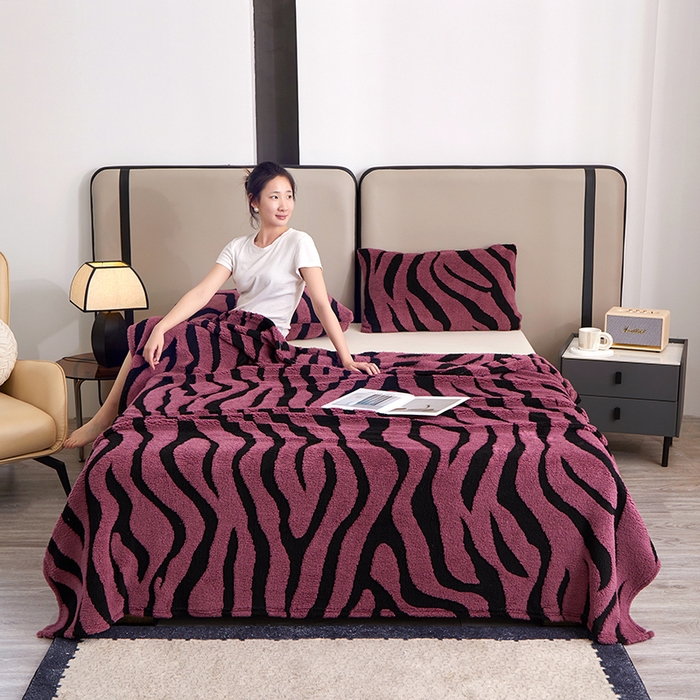 91家纺网 家纺一手货源 找家纺 楼兰公主毛毯专供 2025新款阳离子单层斑马纹毯毛毯毯子 酱紫