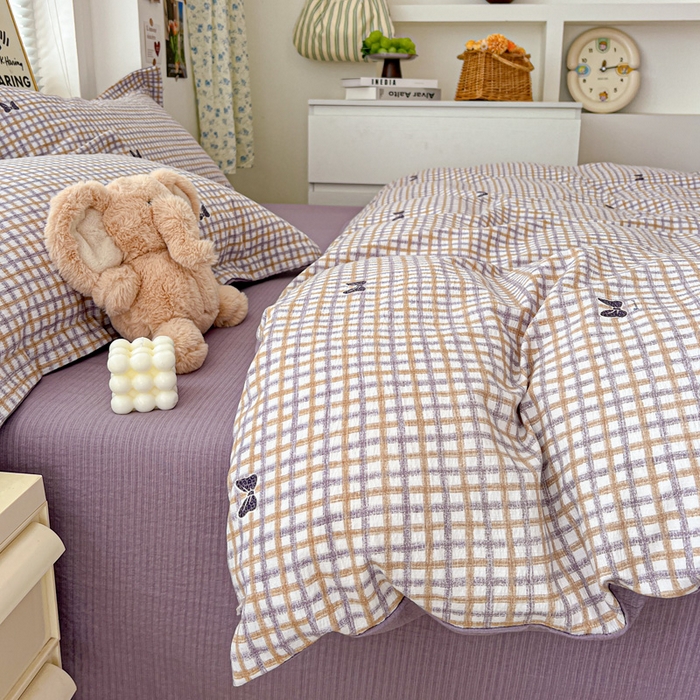 91家纺网 家纺一手货源 找家纺  一比一 2025新款古法水洗棉小布袋高克重云柔棉四件套 格纹紫蝶