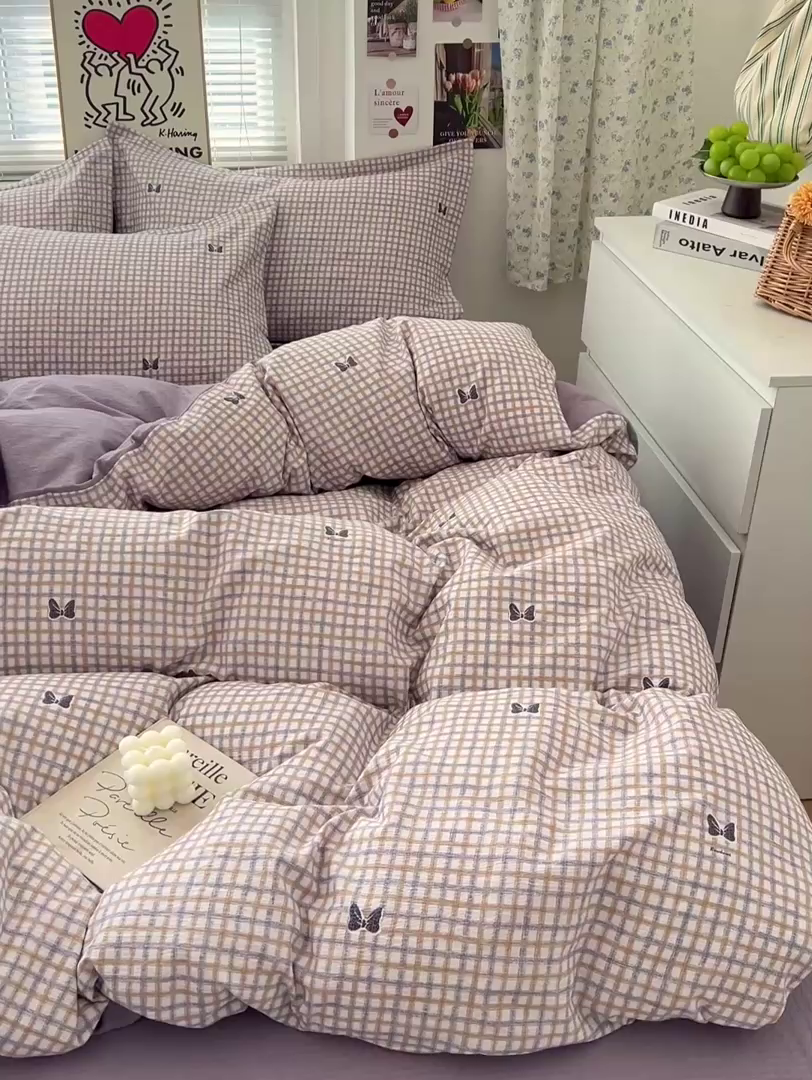 91家纺网 家纺一手货源 找家纺  一比一 2025新款古法水洗棉小布袋高克重云柔棉四件套 格纹紫蝶