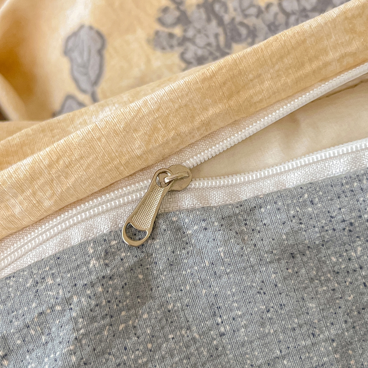 91家纺网 家纺一手货源 找家纺 笠裙家纺 2025新款a类加厚夹棉云感水洗棉床盖四件套 兰亭序-米白