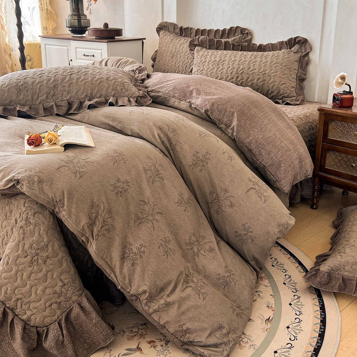 91家纺网 家纺一手货源 找家纺 笠裙家纺 2025新款a类加厚夹棉云感水洗棉床盖四件套 花田错