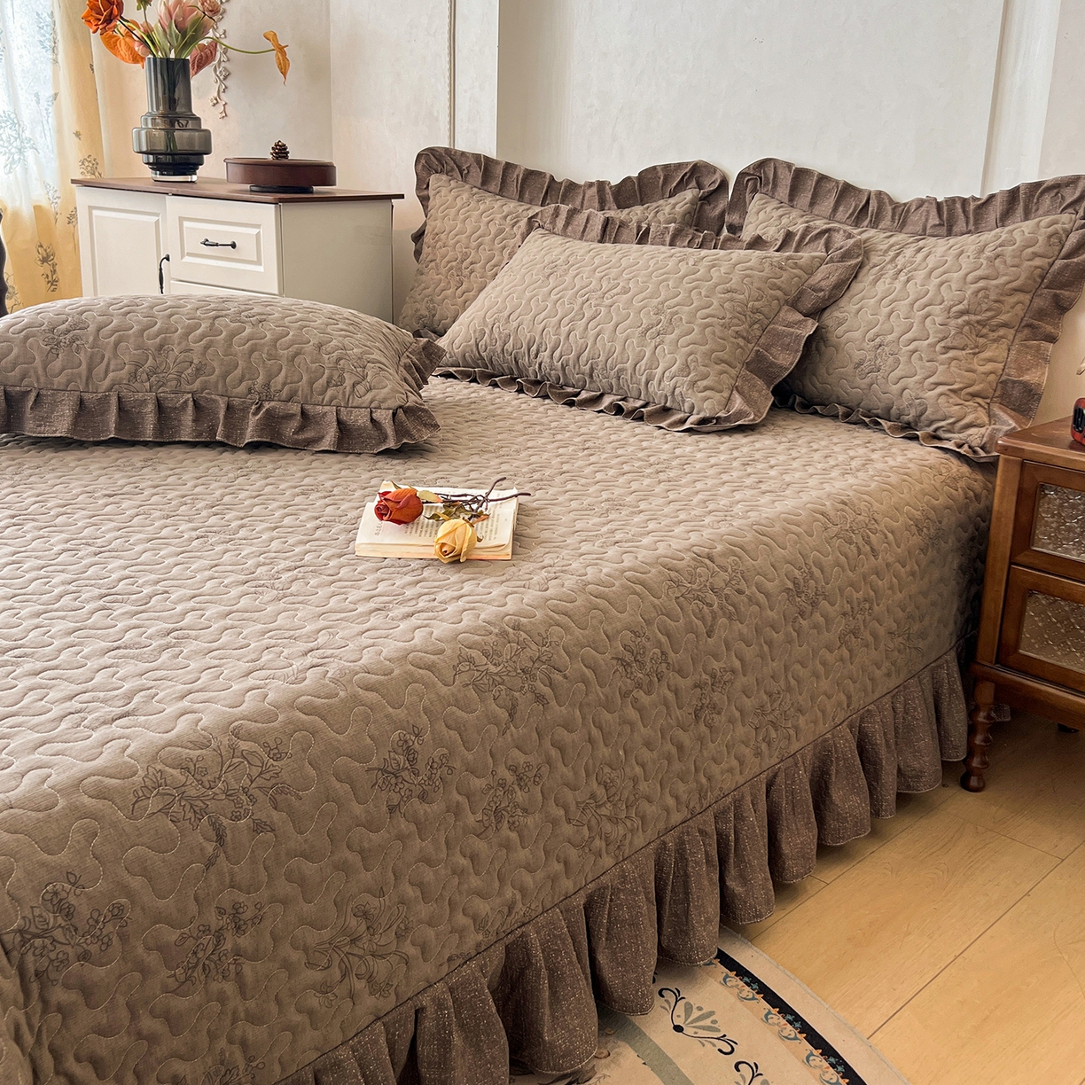 91家纺网 家纺一手货源 找家纺 笠裙家纺 2025新款a类加厚夹棉云感水洗棉床盖四件套 花田错