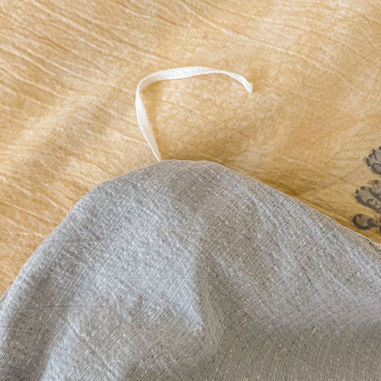 91家纺网 家纺一手货源 找家纺 笠裙家纺 2025新款a类加厚夹棉云感水洗棉床盖四件套 兰亭序-米白