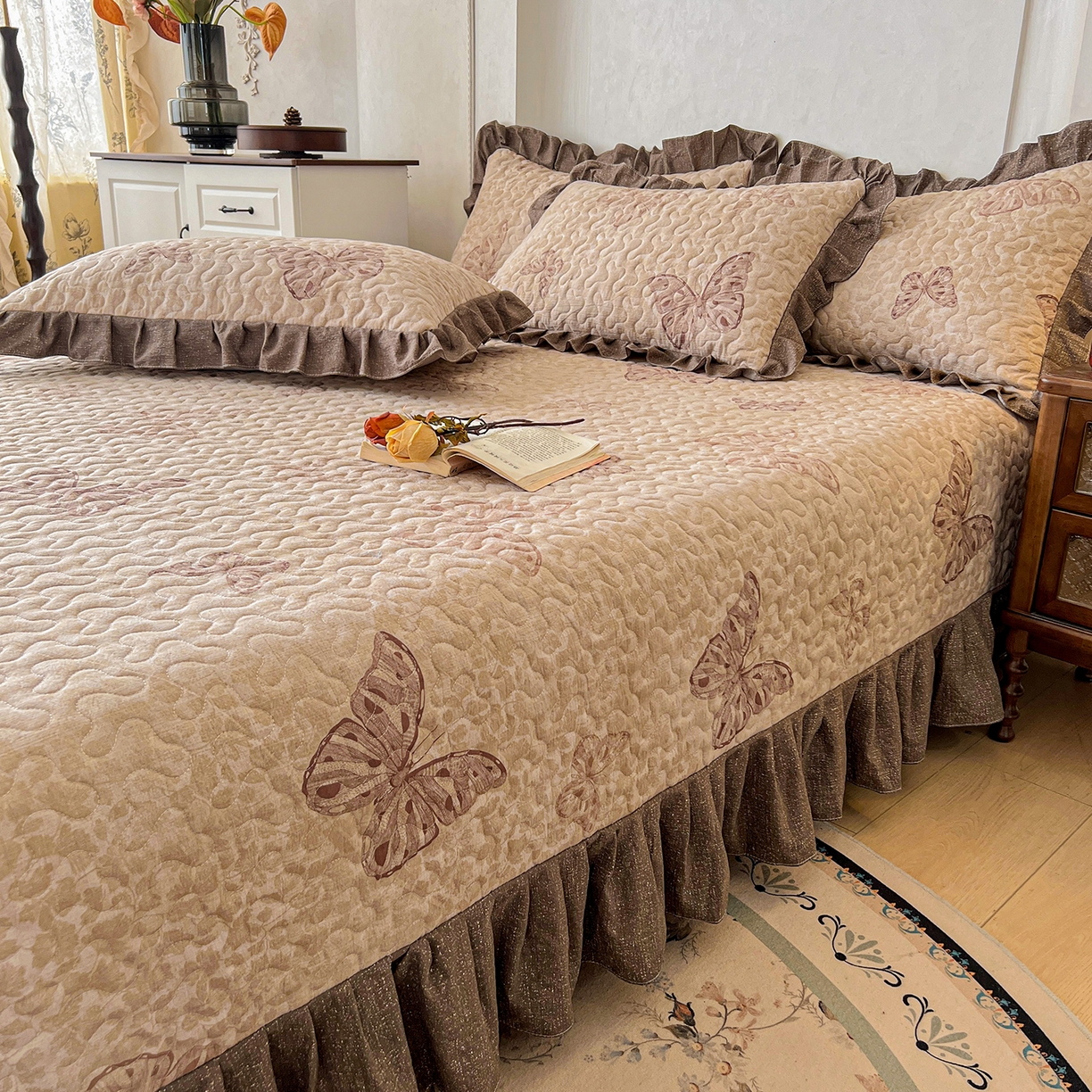 91家纺网 家纺一手货源 找家纺 笠裙家纺 2025新款a类加厚夹棉云感水洗棉床盖四件套 月神蝶