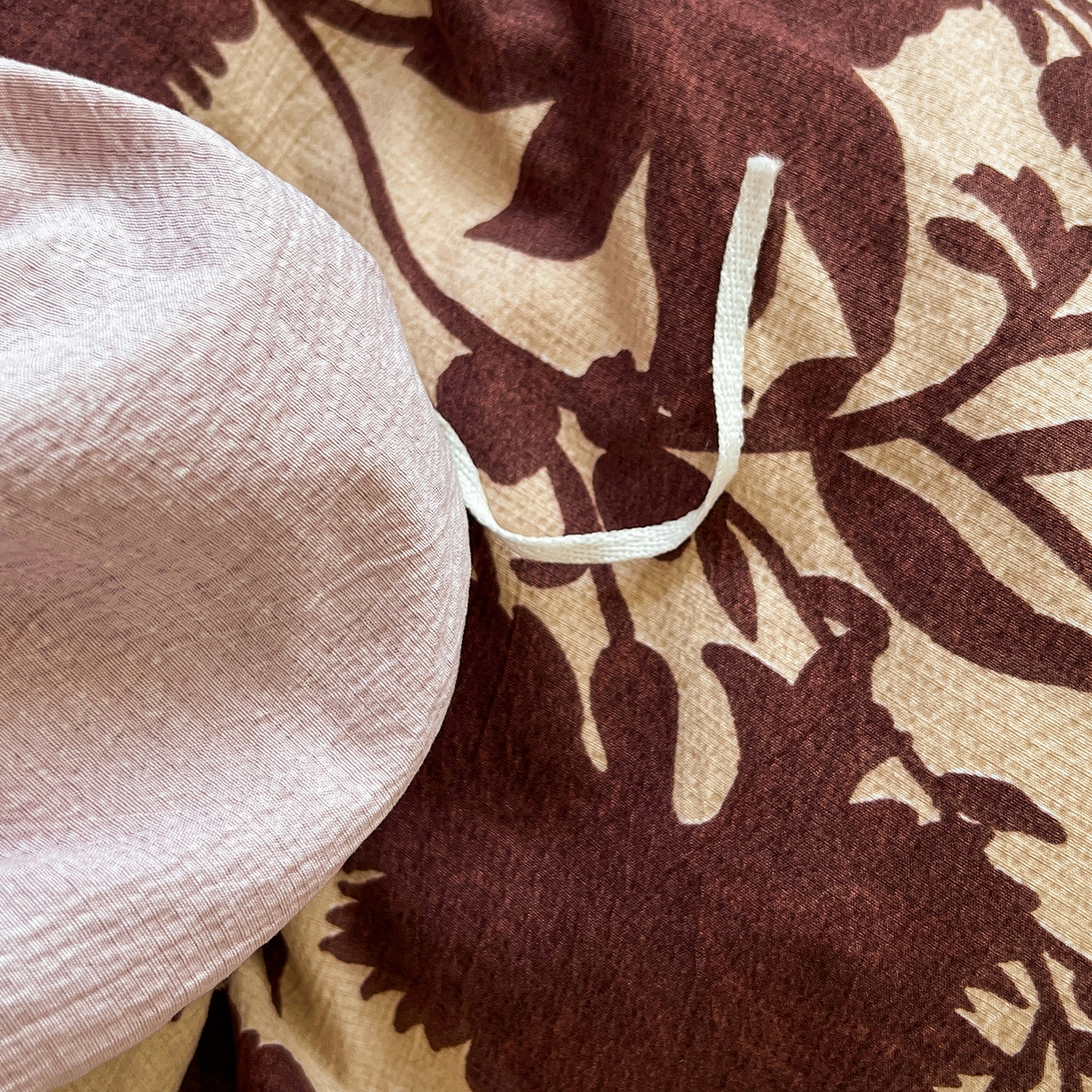 91家纺网 家纺一手货源 找家纺 笠裙家纺 2025新款a类加厚夹棉云感水洗棉床盖四件套 扶桑花-红