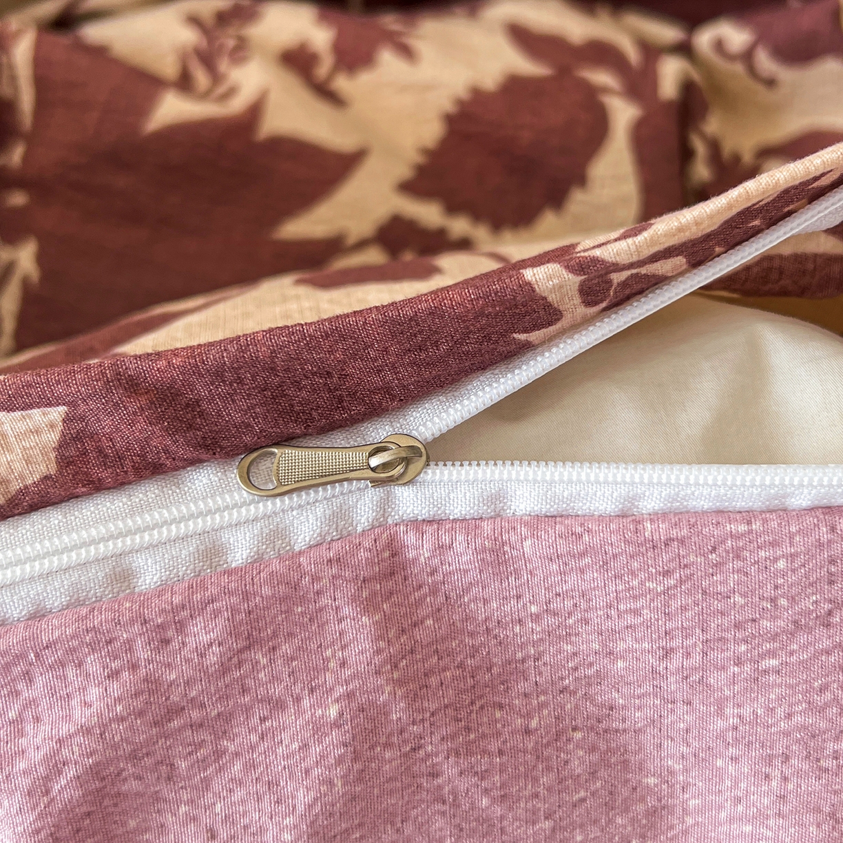 91家纺网 家纺一手货源 找家纺 笠裙家纺 2025新款a类加厚夹棉云感水洗棉床盖四件套 扶桑花-红