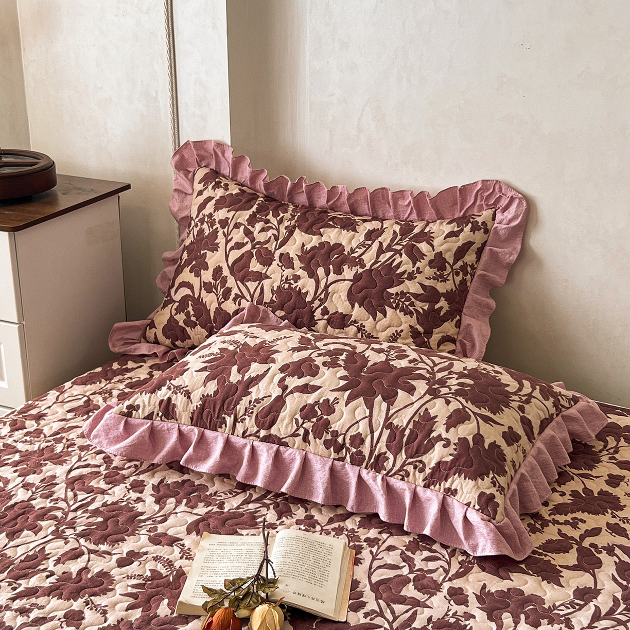 91家纺网 家纺一手货源 找家纺 笠裙家纺 2025新款a类加厚夹棉云感水洗棉床盖四件套 扶桑花-红