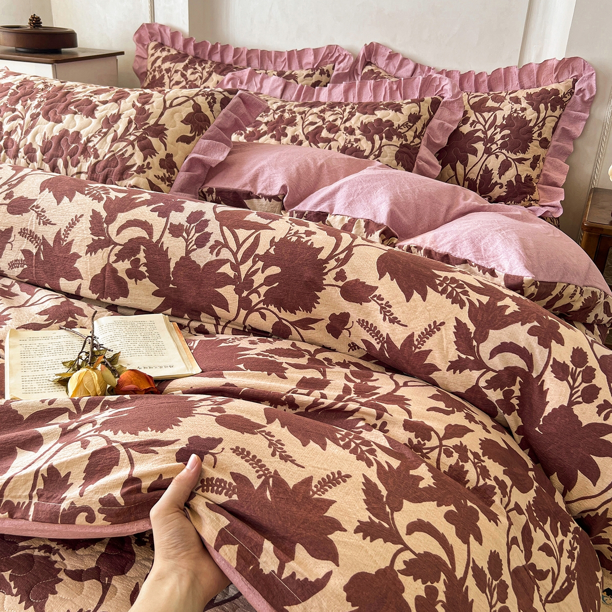 91家纺网 家纺一手货源 找家纺 笠裙家纺 2025新款a类加厚夹棉云感水洗棉床盖四件套 扶桑花-红