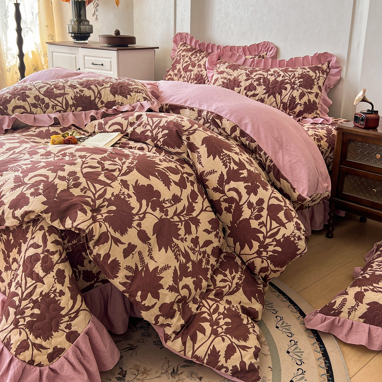 91家纺网 家纺一手货源 找家纺 笠裙家纺 2025新款a类加厚夹棉云感水洗棉床盖四件套 扶桑花-红