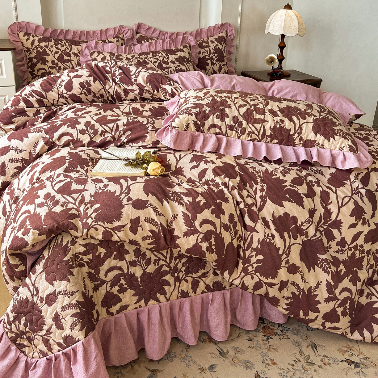 91家纺网 家纺一手货源 找家纺 笠裙家纺 2025新款a类加厚夹棉云感水洗棉床盖四件套 扶桑花-红