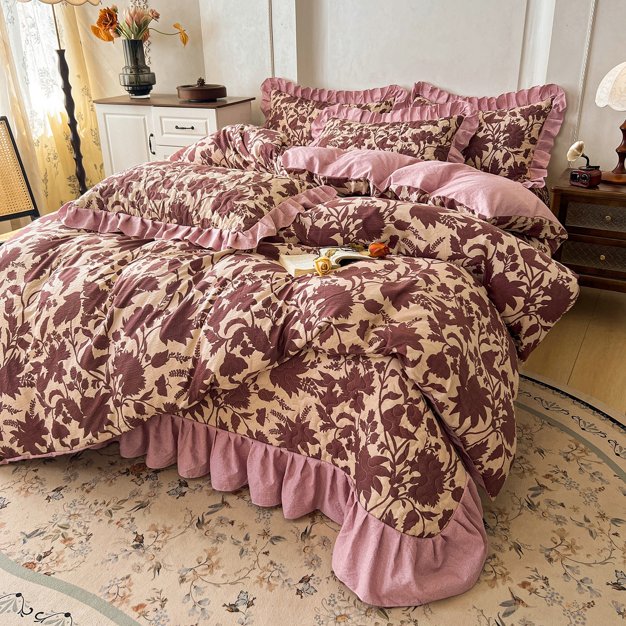 91家纺网 家纺一手货源 找家纺 笠裙家纺 2025新款a类加厚夹棉云感水洗棉床盖四件套 扶桑花-红